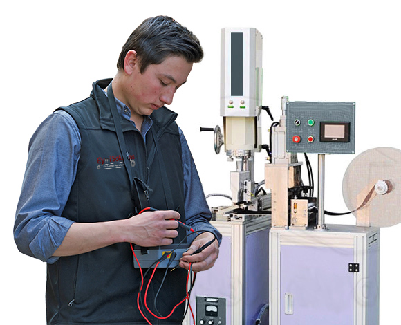 Especialista de Eymisonic diagnosticando un sistema de ultrasonido
